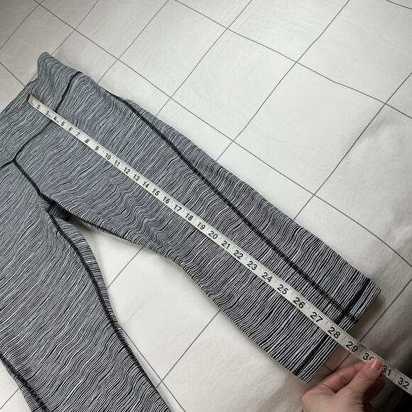 Athleta Leggings Womens Large Black White Ultimate Capri Linear Lines Striped - Picture 10 of 10